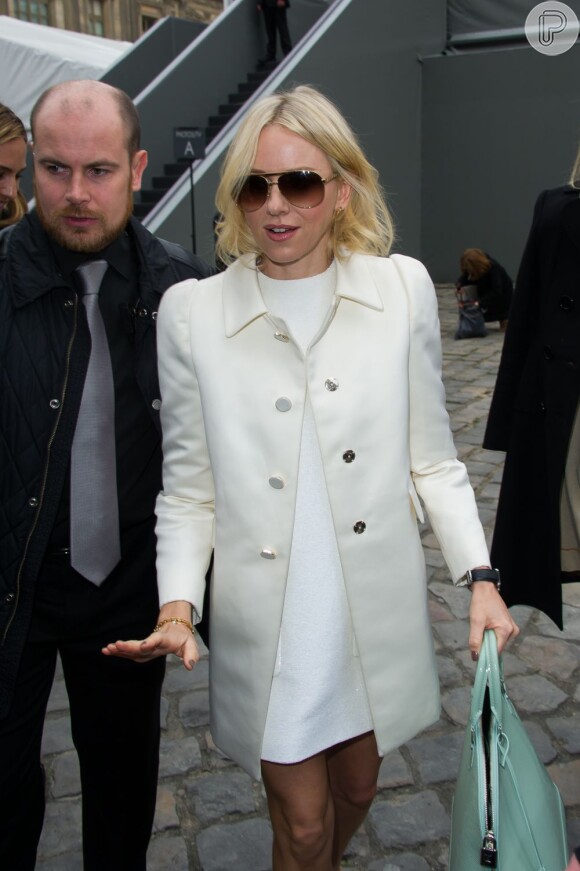 Naomi Watts escolheu um look branco e deixou a sala de desfile da Louis Vuitton escoltada por seguranças