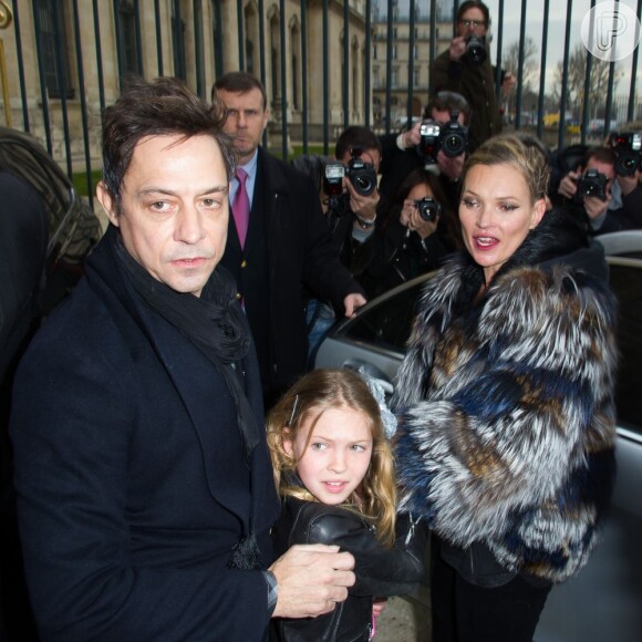 Kate Moss foi flagrada após desfilar pela Louis Vuitton com a filha Lila Grace e o marido Jamie Hince