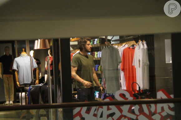 Chay Suede compra roupas no shopping Fashion Mall, na Zona Sul do Rio de Janeiro