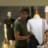 Chay Suede faz compras em shopping do Rio, nesta quarta-feira, 12 de novembro de 2014