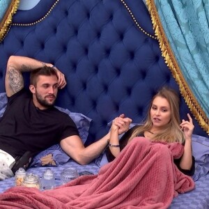 No 'BBB 21', Sarah admite sobre Arthur para Carla Diaz: 'A gente não confia mais 100%'