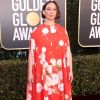 Maya Rudolphno usa vestido com estampa floral no 'Globo de Ouro'!