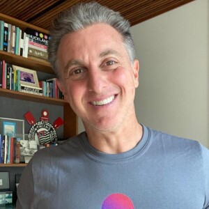 Luciano Huck estaria sendo pressionado a desistir da política pela Globo, diz o colunista de TV Daniel Castro em 2 de março de 2021