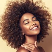 Tem ponta dupla no cabelo? Saiba o que fazer e como evitar o fio quebradiço