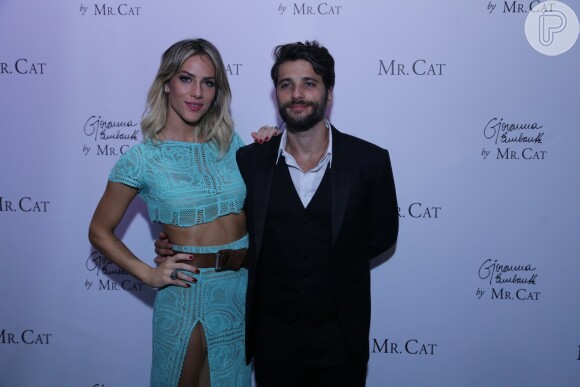 Bruno Gagliasso e Giovanna Ewbank posam para fotos durante lançamento de coleção de sapatos da grife Mr.Cat