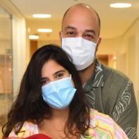 Camilla Camargo ganha carinho do marido ao deixar hospital com a filha 24h após parto