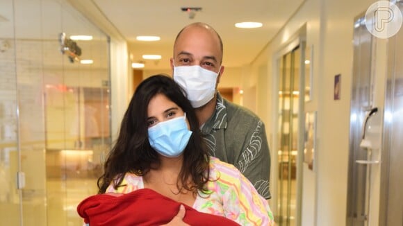 Camilla Camargo ganhou carinho do marido, Leonardo Lessa, ao deixar hospital com a filha, Julia, 24 horas após o parto em 18 de março de 2021