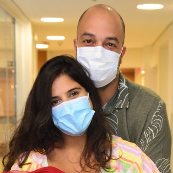 Camilla Camargo ganhou carinho do marido, Leonardo Lessa, ao deixar hospital com a filha, Julia, 24 horas após o parto em 18 de março de 2021