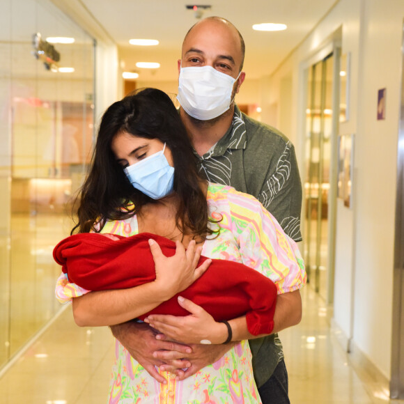 Camilla Camargo posou com o marido, Leonardo Lessa, ao deixar hospital com a filha, Julia