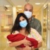 Camilla Camargo e o marido, Leonardo Lessa, com a filha, Julia, na saída do hospital