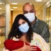 Camilla Camargo recebeu carinho do marido, Leonardo Lessa, ao deixar hospital com a filha, Julia, 24 horas após o parto em 18 de março de 2021