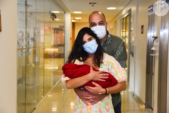 Camilla Camargo recebeu carinho do marido, Leonardo Lessa, ao deixar hospital com a filha, Julia, 24 horas após o parto em 18 de março de 2021