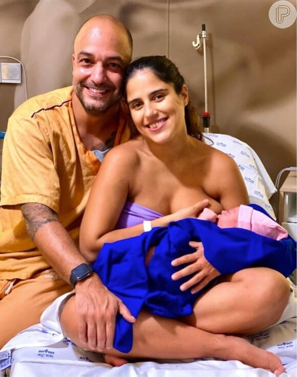 Camilla Camargo posou com o marido, Leonardo Lessa, e a filha, Julia, um pouco após o parto