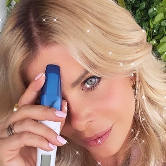 Grávida? Karina Bacchi posa com teste de gravidez e confunde seguidores