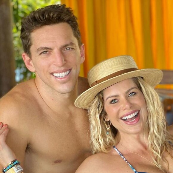 Karina Bacchi deixou o marido confuso em foto com teste de gravidez