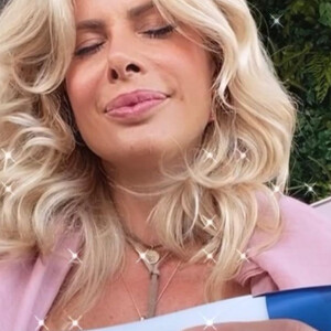 Karina Bacchi faz foto com teste de gravidez e confunde marido: 'Até eu achei'