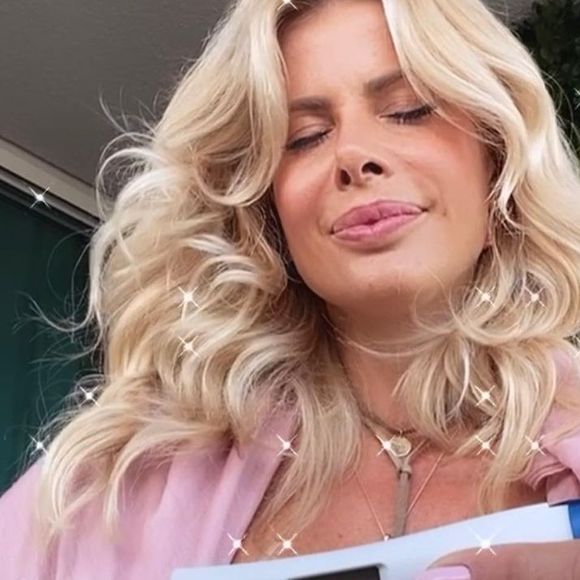 Foto de Karina Bacchi deixou marido da artista e fãs confusos