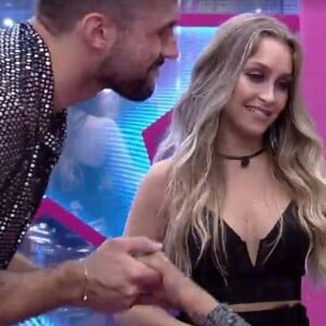 No 'BBB 21', Pocah chora por apoiar Carla Diaz e Arthur como casal