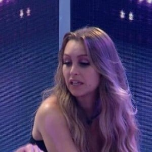 No 'BBB 21', Carla Diaz pede conselho de Fiuk. 'Vai cega, vai com a faixa na cabeça de trouxa, mas vai', disse o cantor