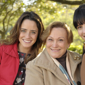Na novela 'A Vida da Gente', Iná (Nicette Bruno) é a avó de Ana (Fernanda Vasconcellos) e Manuela (Marjorie Estiano)