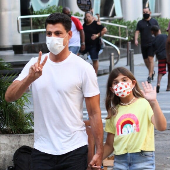 Cauã Reymond e a filha, Sofia, acenaram para fotógrafo