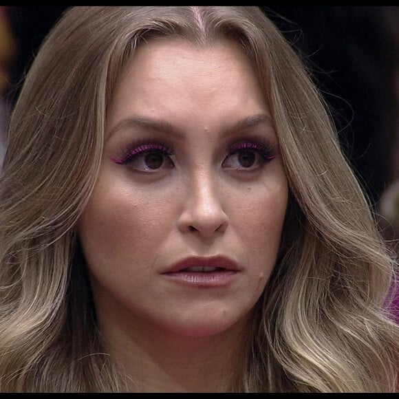 Carla Diaz se viu julgada por erros de Arthur no 'BBB 21' e lamentou que isso aconteça com as mulheres