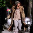Em 'Sex and the City', Carrie Bradshaw apostava no pijama com brilho, casaco de pele e salto