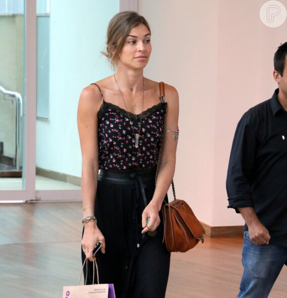 Grazi Massafera passeou pelo shopping Village Mall, na Barra da Tijuca, Zona Oeste do Rio, na tarde desta sexta-feira, 14 de novembro de 2014. Com um look estiloso, a atriz escolheu uma bolsa da grife Chanel para completar a produção