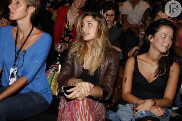Sasha sentou na primeira fila e prestou bastante atenção às novas tendências da moda brasileira