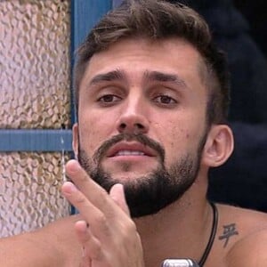 No 'BBB 21', Arthur se arrepende de briga com Fiuk