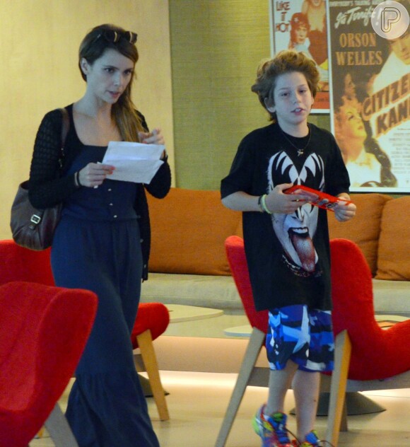 Débora Falabella é clicada em passeio com o filho de Murilo Benício, Pietro, de 9 anos, em um shopping no Rio