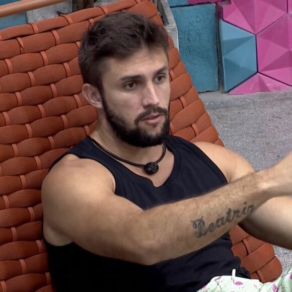 'BBB 21': Arthur reclama de Viih Tube para Pocah. 'Falsa'