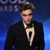 Robert Pattinson vai à entrega do prêmio no Hollywood Film Awards, em Los Angeles, nos Estados Unidos, em que também esteve a ex-namorada, Kristen Stewart