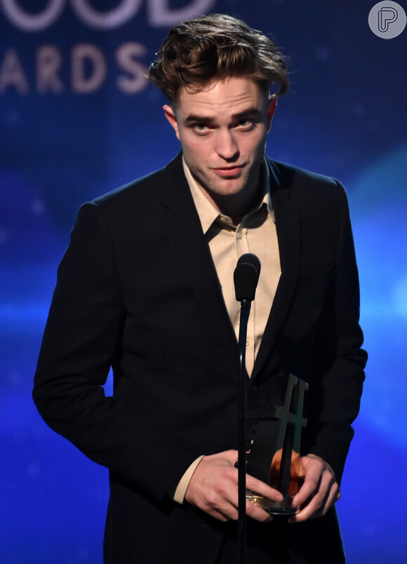 Robert Pattinson vai à entrega do prêmio no Hollywood Film Awards, em Los Angeles, nos Estados Unidos, em que também esteve a ex-namorada, Kristen Stewart