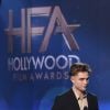 Robert Pattinson discursa na entrega do prêmio no Hollywood Film Awards, em Los Angeles, nos Estados Unidos. Ex-namorada, Kristen Stewart, estava na plateia