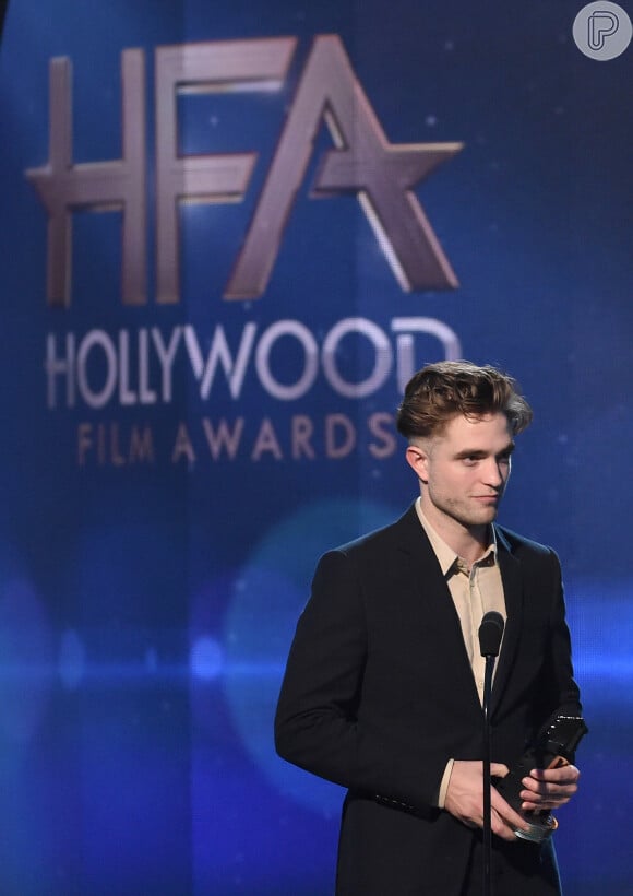 Robert Pattinson discursa na entrega do prêmio no Hollywood Film Awards, em Los Angeles, nos Estados Unidos. Ex-namorada, Kristen Stewart, estava na plateia