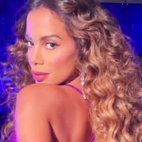Anitta brilha com macacão cintilante Gucci de R$ 39 mil ao cantar no Latin AMAs