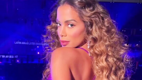Anitta brilha com macacão cintilante Gucci de R$ 39 mil ao cantar no Latin AMAs