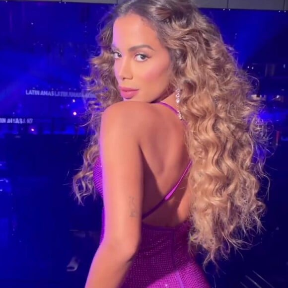 Anitta usou cabelo longo e com cachos volumosos referência dos anos 70 em prêmio