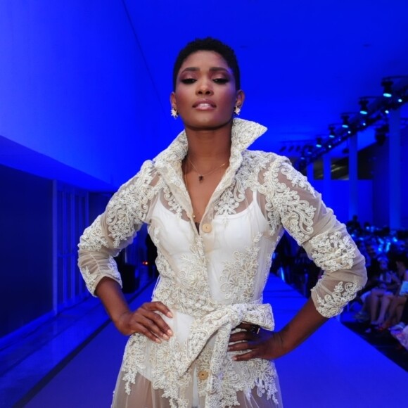 Erika Januza se divertiu dançando forró com o namorado, Juan Nakamura