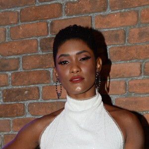 Érika Januza apostou em uma diversão caseira com o namorado, Juan Nakamura