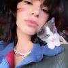 Bruna Marquezine adotou filhote de gato em viagem. A pet se chama Mia Marquezine Celulari
