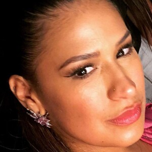 Simone mostrou suas gorduras localizadas na barriga