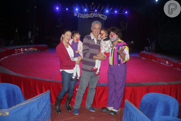 Acompanhada do marido, Eduardo Menga, Bianca Rinaldi levou as gêmeas ao circo