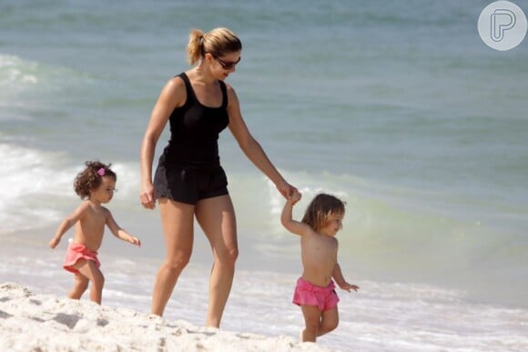 A gêmeas Beatriz e Sofia são suas companheiras de praia
