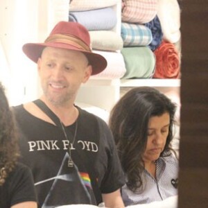 Regina Casé lembra surpresa feita por Paulo Gustavo ao levá-la um torta salgada para a apresentadora