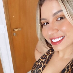 Marília Mendonça foi a sertaneja que deu início ao mistério, publicando uma selfie com a letra 'A' na legenda