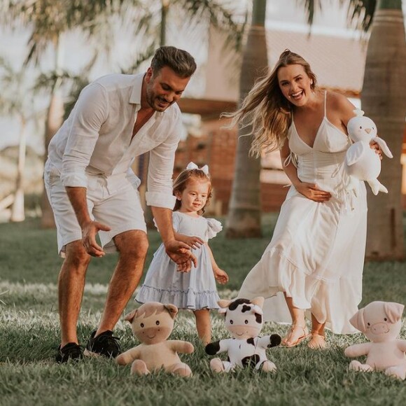 Thaeme anunciou gestação com ensaio ao lado da família