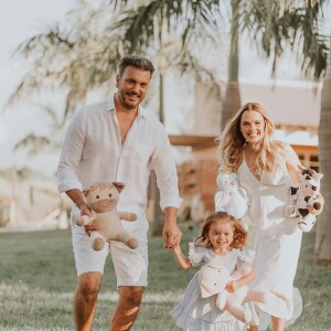 Thaeme posa com o marid, Fábio, e a filha, Liz