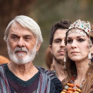 Novela 'Gênesis': Sara (Adriana Garambone) cerca Abrão (Zécarlos Machado) para fazer aceitá-lo dormir com Agar (Hylka Maria)